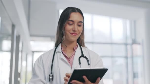Lächeln Sie Krankenhaus Und Ärztin Mit Tablet Den Sozialen Medien — Stockvideo