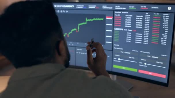 计算机 股票市场统计和人的交易与数据分析 图表和金融技术 外汇增长和加密 交易员在屏幕上检查投资股票和金融 图表和统计数据 — 图库视频影像