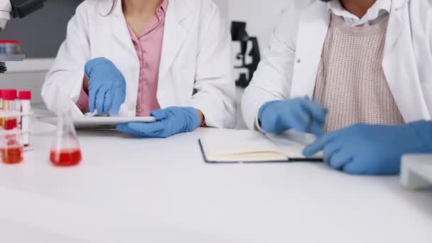 ラボでの診断 議論のための計画 革新を伴う閉鎖 手と研究 青い手袋 アイデアを持つ研究者 メモや科学式を作る — ストック動画