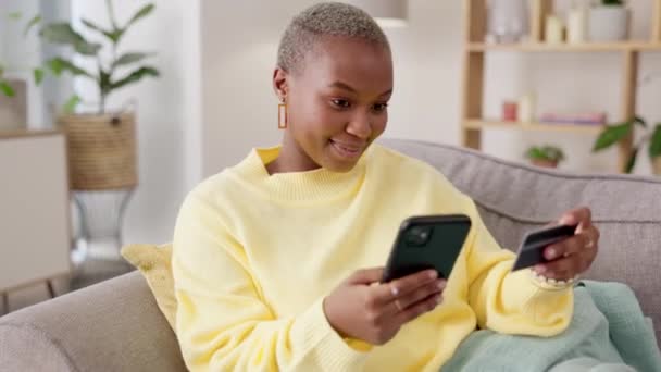 Μαύρη Γυναίκα Πληρωμή Smartphone Και Πιστωτική Κάρτα Ηλεκτρονικό Εμπόριο Και — Αρχείο Βίντεο
