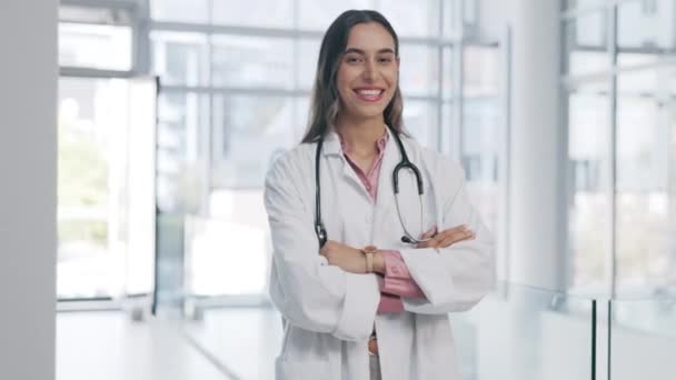 Médico Mujer Brazos Cruzados Rostro Sonrisa Con Confianza Orgullo Atención — Vídeos de Stock