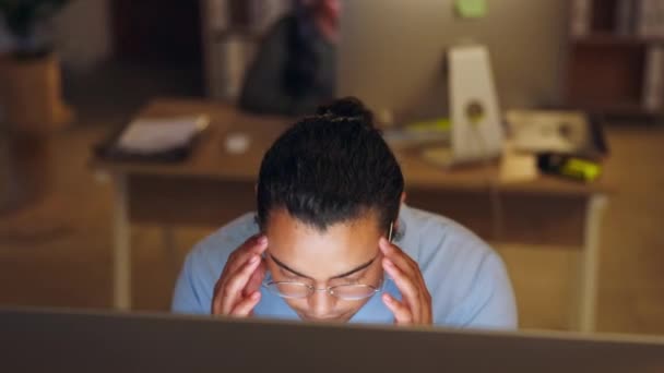 Büro Nacht Oder Mann Mit Kopfschmerzen Stress Oder Betriebsmüdigkeit Überlastung — Stockvideo
