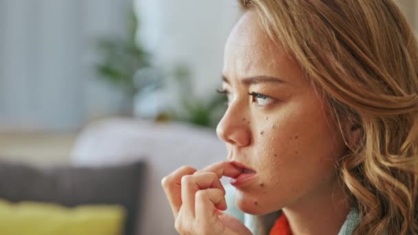 Άγχος Νύχια Που Δαγκώνουν Και Γυναίκα Ανησυχία Σκέψη Και Άγχος — Αρχείο Βίντεο