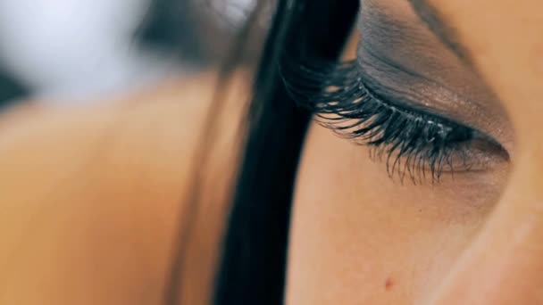 Kvinna Med Mörk Makeup Och Ögon Stirrar Med Tillförsikt Och — Stockvideo