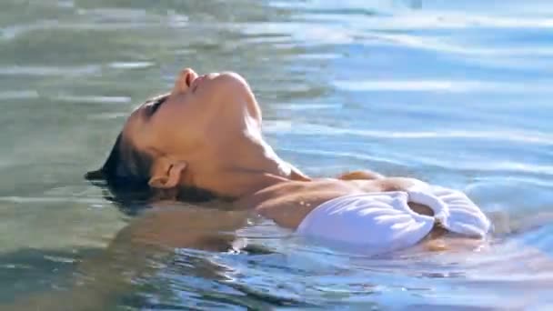 Baştan Çıkarıcı Seksi Çekici Bir Kadın Havuzda Rahatlıyor Tatmin Edici — Stok video