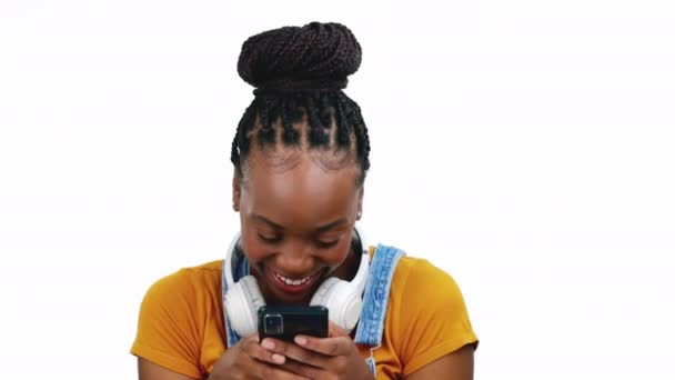 黒人女性 電話でスタジオやテキストメッセージ オンラインのための笑いと浮気日付 ソーシャルメディアアプリと孤立 Happy Gen Girl スマートフォンチャットやインターネット上の通信Ux上の白の背景 — ストック動画