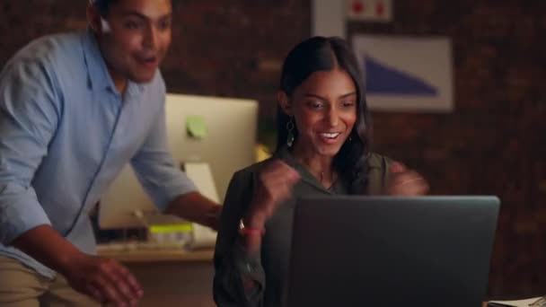 Sucesso Trabalho Equipe Laptop Mulher Feliz Celebração Metas Vendas Negócio — Vídeo de Stock