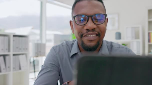 快乐的黑人 在笔记本电脑上思考的想法 令人兴奋的机会和领导的动机在办公室 对公司愿景 在线规划和思维目标的微笑和白日梦 — 图库视频影像