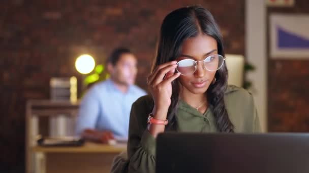Νύχτα Γραφείο Γυναίκα Γυαλιά Πληκτρολόγηση Laptop Που Εργάζονται Ηλεκτρονικό Ταχυδρομείο — Αρχείο Βίντεο