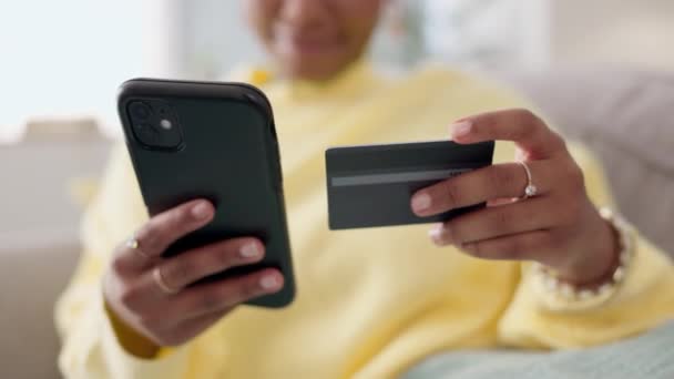 Czarna Kobieta Ręce Smartfonem Kartą Kredytową Płatności Online Commerce Zakupy — Wideo stockowe