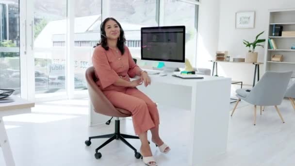 アジアの女性は オフィスでデスクトップサポートや顧客サービスのためのコンピュータ画面でコールセンターと笑顔 フレンドリーな幸せな女性コンサルタントやエージェントの肖像テレマーケティングのアドバイスのためにお問い合わせ — ストック動画