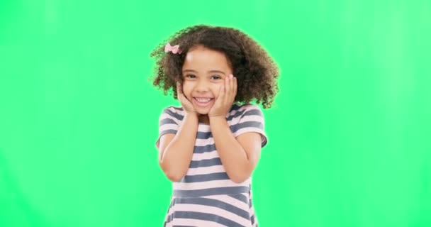 Schattig Gelukkig Het Gezicht Van Een Kind Een Groen Scherm — Stockvideo