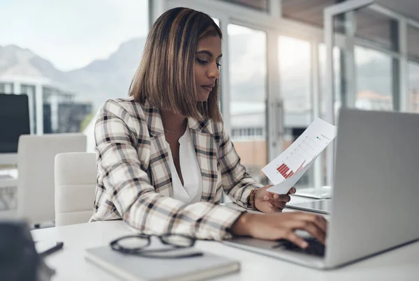 Laptop Analityk Biznesowy Kobieta Pisząca Dokumenty Biurze Analiza Dokumentów Czytanie — Zdjęcie stockowe