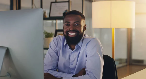Hombre Negro Negocio Retrato Noche Oficina Sonrisa Con Computadora Orgullo —  Fotos de Stock