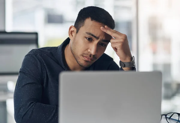 Biznes Zdezorientowany Człowiek Zmęczeniem Laptopem Zmęczony Połączeniem Internetowym Usterką Błędem — Zdjęcie stockowe