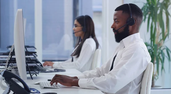 Zwarte Man Call Center Computer Met Het Typen Kantoor Voor — Stockfoto