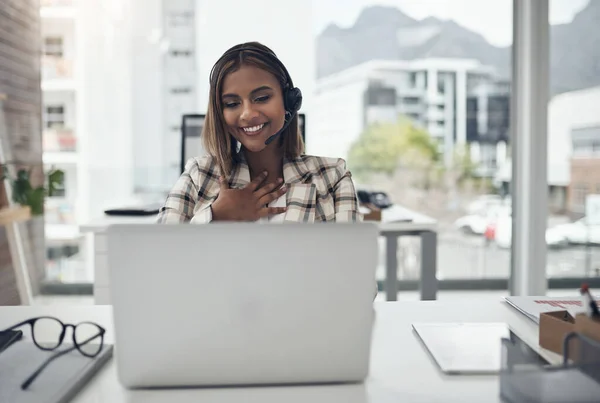 Üzletasszony Headset Laptop Egy Videohíváshoz Vagy Webinárium Internetes Bevezetéssel Női — Stock Fotó