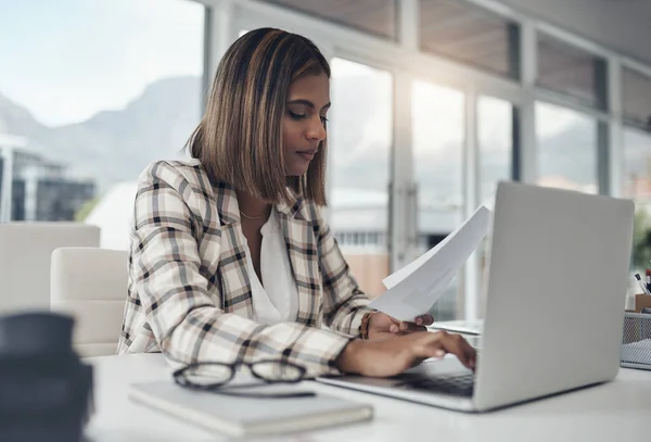 Analista Negocios Laptop Mujer Escribiendo Papeleo Lugar Trabajo Oficina Análisis — Foto de Stock