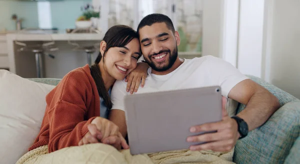 Tablet Szczęśliwa Para Zrelaksować Się Kanapie Domu Portalach Społecznościowych Online — Zdjęcie stockowe