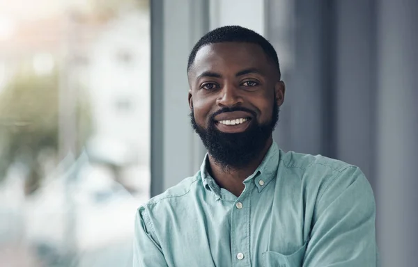 Afrikai Üzletember Portré Mosoly Ablakról Ablakra Boldogsággal Büszkeséggel Vállalkozói Készséggel — Stock Fotó