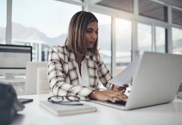 Laptop Dokumenty Danymi Kobieta Pisząca Biurze Dla Biznesu Analiza Dokumentów — Zdjęcie stockowe