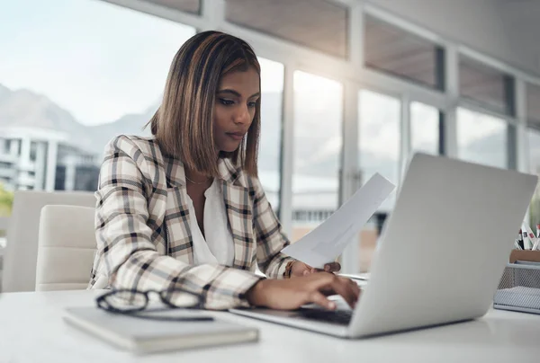 Analityk Biznesowy Laptop Kobieta Piszące Dokumenty Biurze Analiza Dokumentacji Komputer — Zdjęcie stockowe