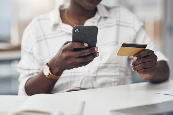 Üzletasszony Telefon Hitelkártya Kezében Online Vásárláshoz Kereskedelemhez Banki Szolgáltatásokhoz Afrikai — Stock Fotó