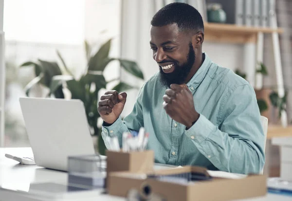 Succes Zwarte Man Laptop Vieren Zakelijke Winst Winst Prestatie Een — Stockfoto
