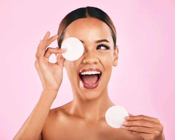 Vrolijke Vrouw Gezicht Wattenschijfje Schoonheid Make Verwijdering Huidverzorging Cosmetica Tegen — Stockfoto