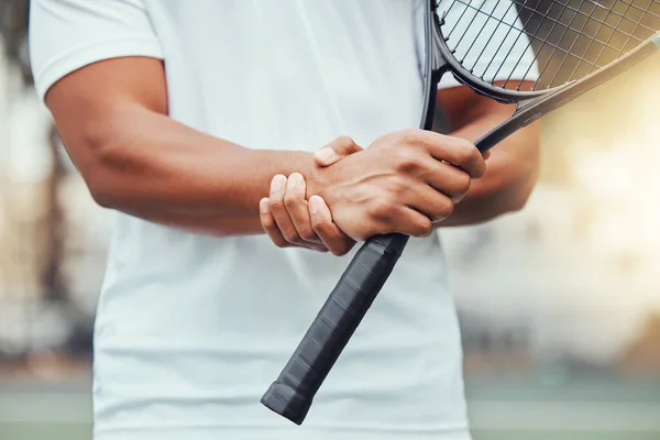 Γήπεδο Τένις Τραυματισμό Στο Χέρι Και Άνθρωπος Ρακέτα Για Αθλήματα — Φωτογραφία Αρχείου