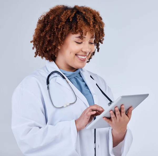 타블렛 Tablet Doctor 아프리카 African 클리닉 서비스를 배경에 고립되었다 간호사나 — 스톡 사진