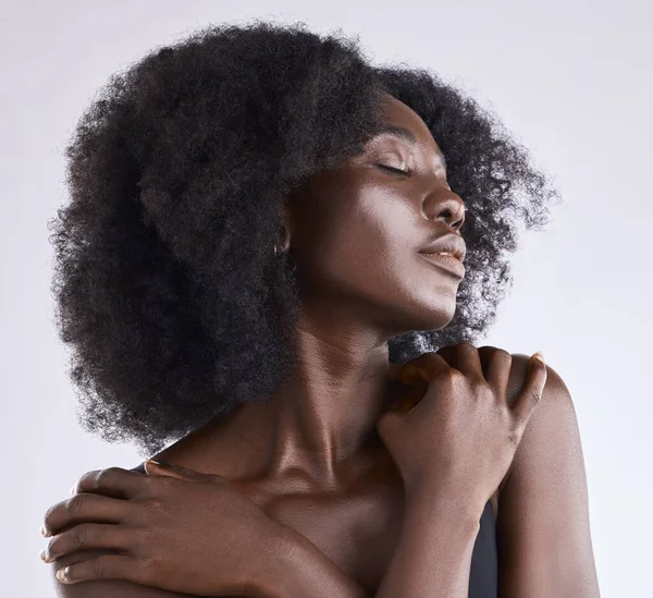 皮膚科のスタジオでリラックスしてアフロヘアでアフリカの女性 美しさとスキンケア 白の背景と髪型を持つアフリカの女性モデルのウェルネス スキンケア 天然化粧品 — ストック写真