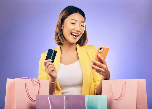 Japanese Woman Credit Card Shopping Bag Studio Smile Deal Sale — Stock Photo, Image