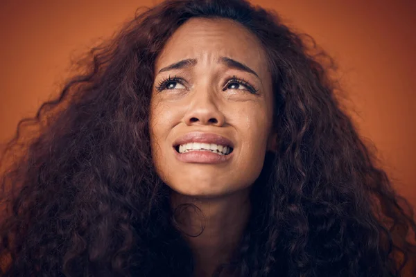 不安とスタジオで泣いて悲しい顔 精神衛生上の問題とうつ病 アフリカの女性の頭を茶色の背景に泣く絵文字 心理学 涙で心を砕いた — ストック写真