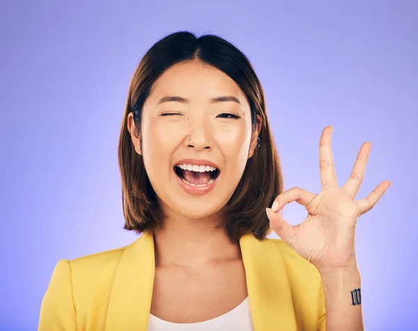 Portret Uśmiech Azjatka Znakiem Mrugnij Emoji Tle Studia Twarz Kobieta — Zdjęcie stockowe