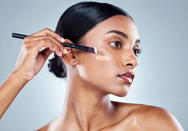 Pincel Maquiagem Fundação Mulher Com Cosméticos Beleza Natural Cuidados Com — Fotografia de Stock