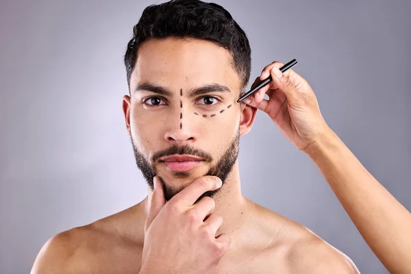 男性和整形外科标志化妆品在工作室隔离的白色背景 严重鼻成形术中男性模型 皮肤科或皮肤护理的面部 手术线和美感 — 图库照片