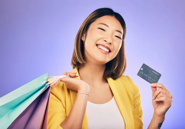 Asyalı Kadın Kredi Kartı Alışveriş Çantası Stüdyo Resminde Gülümseyen Satış — Stok fotoğraf