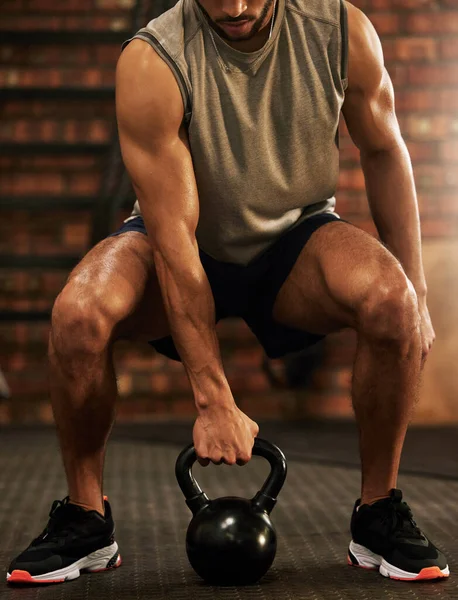 Γυμναστική Kettlebell Και Άνθρωπος Κάνει Μια Squat Προπόνηση Στο Γυμναστήριο — Φωτογραφία Αρχείου