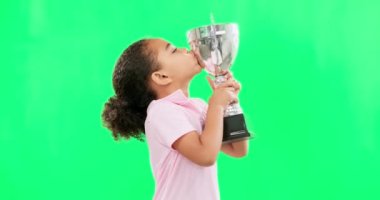 Stüdyonun arka planında izole edilmiş kutlama ödüllü yeşil ekran, çocuk kazanma ve yüzü. Heyecanlı, başarılı ve bir kızın spor, başarı ve maketli bir ödül ile öpüşmesinin portresi..