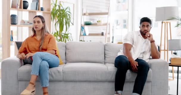 怒っているカップル 離婚のためのソファの上で戦い 家庭での紛争の問題とドラマ 議論の後にソファに座っている男 欲求不満パートナー 悪い関係と感情の不安 — ストック動画
