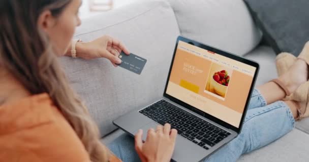 Nätshopping Kreditkort Och Kvinna Med Laptop Soffa För Handel Betalning — Stockvideo