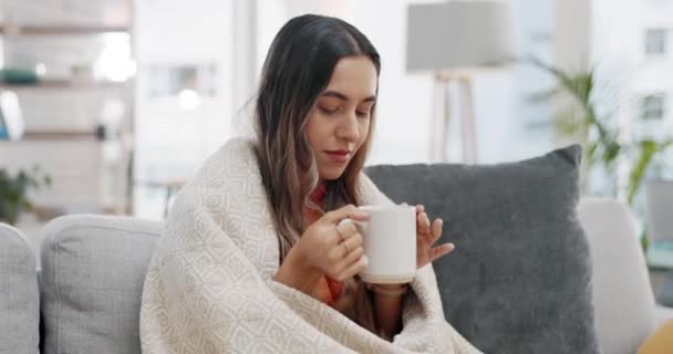Kobieta Napój Herbata Domu Kocem Komfortowy Relaksujący Beztroski Weekend Kanapie — Wideo stockowe