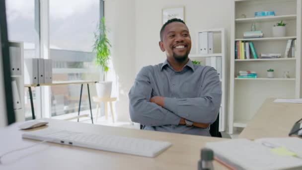 Επιχειρήσεις Χαρούμενος Μαύρος Και Σκέψη Στο Γραφείο Γραφείο Και Ενθουσιασμένοι — Αρχείο Βίντεο