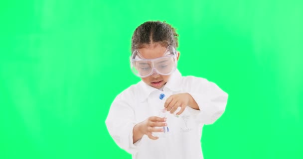 レッスンや実験室の試験のための緑の背景にテストチューブで液体と科学 実験や子供 研究室での科学的テスト 化学または研究のためのPpeの教育 科学者と女の子 — ストック動画
