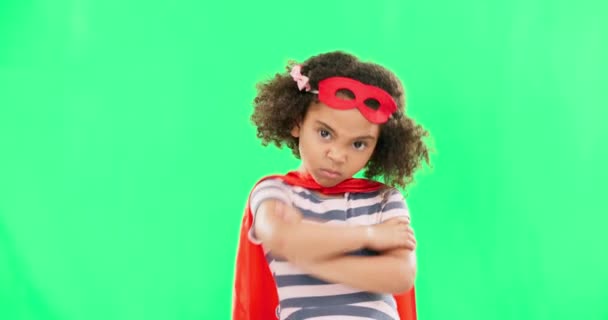 スーパーヒーローと犯罪を停止し ファンタジー 夢やコスプレ衣装と戦うために緑色の画面上の手 女の子の力 英雄と想像力の自由を守るために強い子供の肖像画とふりゲーム — ストック動画