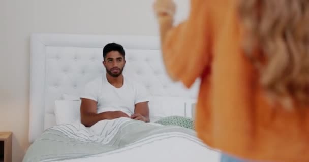 침실에서 에서의 감정적 파탄에 대하여 싸우는 것이다 논쟁에 휩싸인 배우자의 — 비디오