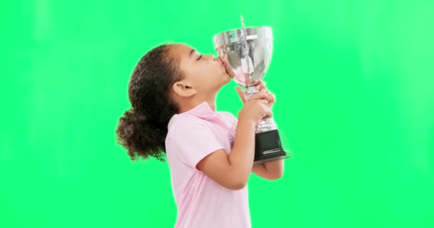 Pantalla Verde Ganar Cara Niño Con Trofeo Para Celebración Aislado — Vídeo de stock