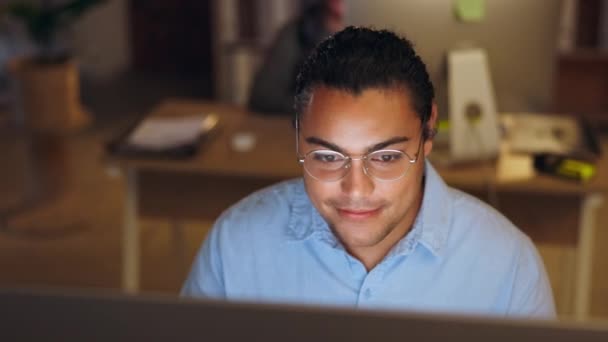Tvář Počítač Spokojený Mužem Který Pracuje Kanceláři Přes Noc Projektu — Stock video
