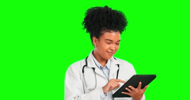 緑の画面の医師 タブレットや幸せな女性は病院の研究 医学研究や医療報告書のためのUi技術をスクロールします 看護師 クロマキー外科医 またはスタジオの背景に関する情報を読む人 — ストック動画